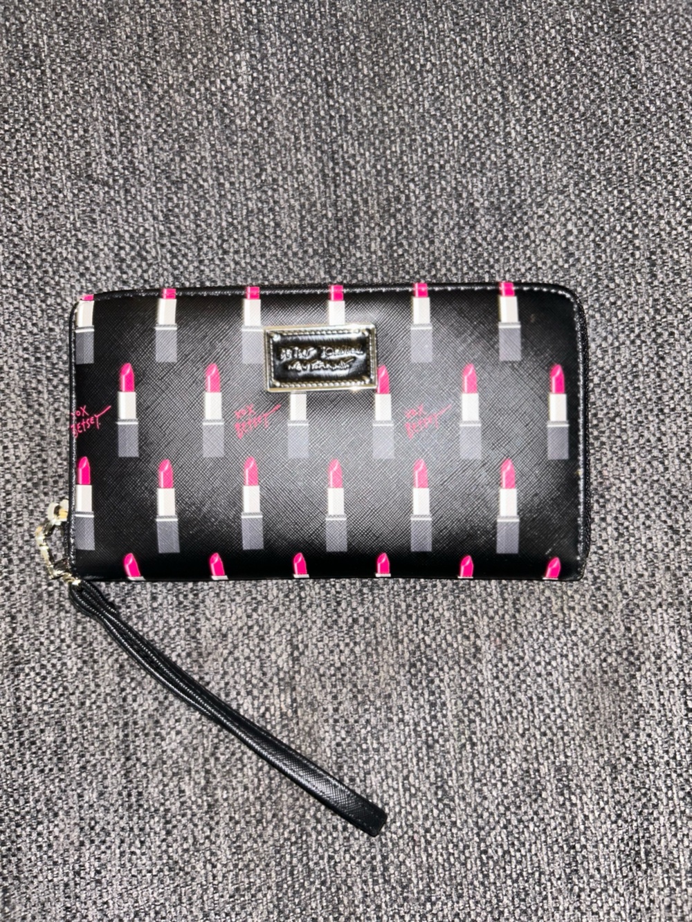 Betsey Johnson Lipstick Print Wristlet Phone Case - Black/Pink